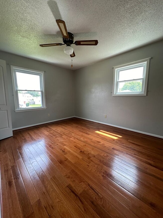 Building Photo - Pembroke Manor-4 bedroom 2.5 bath Single f...
