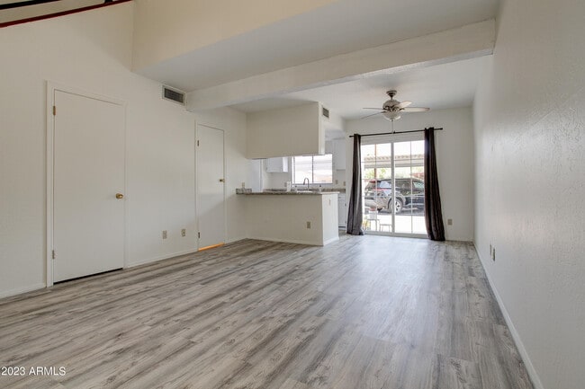 Building Photo - 2215 W Augusta Ave