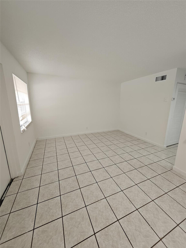 Building Photo - 1150 NE 17th Ct