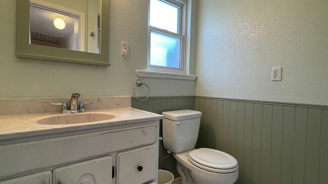 Building Photo - 3BD/2BA Single-Family Home with Attached Garage, Hardwood Floors, Washer/Dryer Included - Pets We...