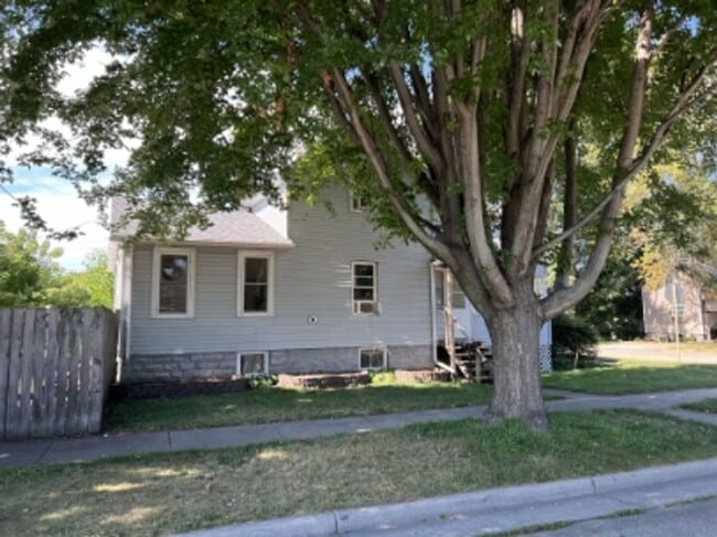 Building Photo - 4 Bed 2 Bath House for Rent