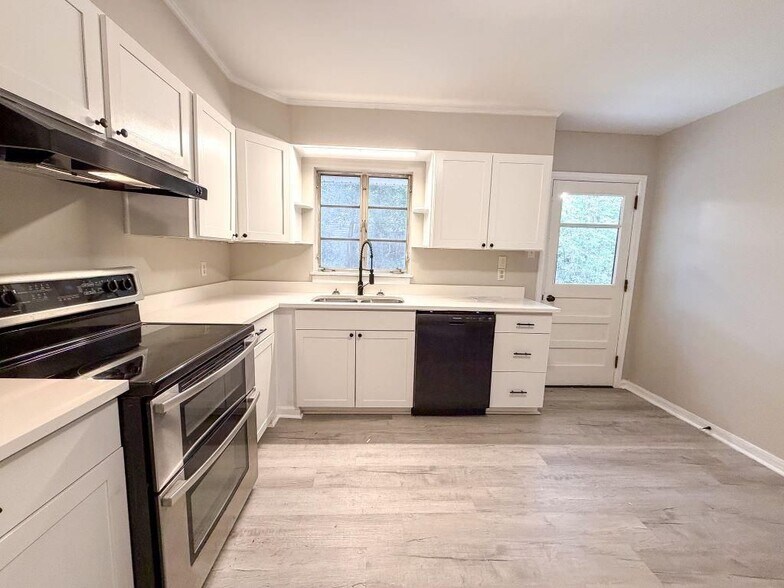 Building Photo - 51 Sherwood Dr