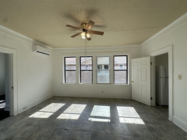 Building Photo - 1419 W 10th St