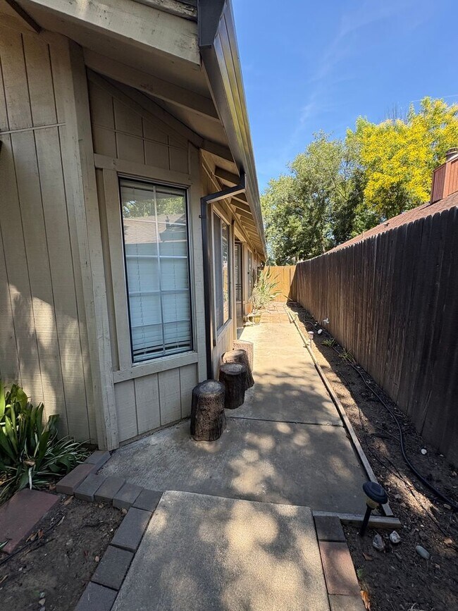 Building Photo - 3 Bed 2 Bath in South Davis Near Mace Ranch and Nugget Markets