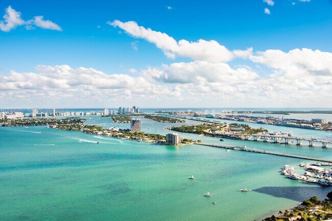 Building Photo - 2020 N Bayshore Dr