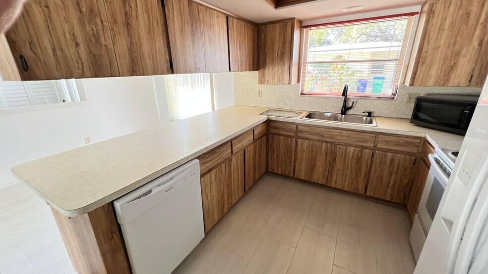 Building Photo - 10548 86th Ave N