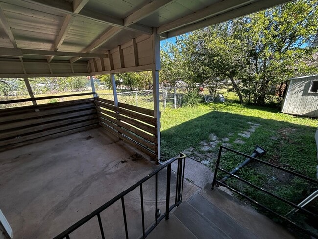 Building Photo - 826 E N 15th St