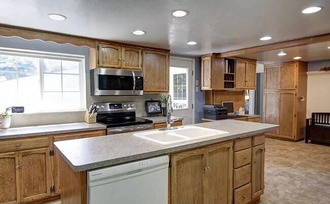 Building Photo - 6 Bedroom Home For Rent In Rexburg!!