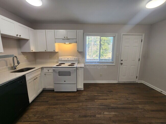 Building Photo - 1651 Line Cir