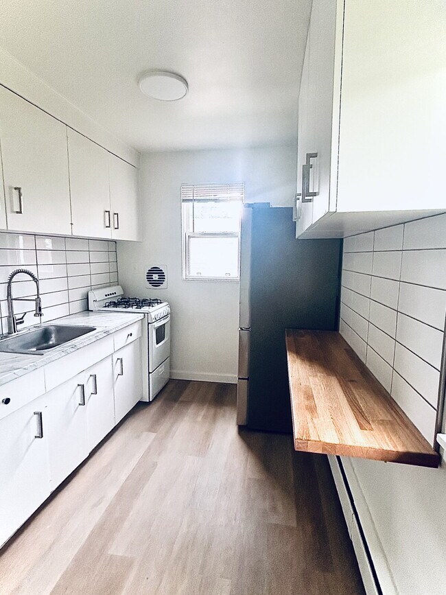 Building Photo - Available Now!  Fully renovated 1 bedroom ...