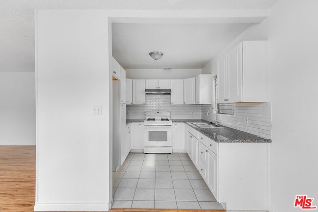 Building Photo - 1800 N Harvard Blvd