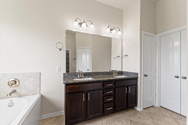 Building Photo - 2043 Plum Rose Ln
