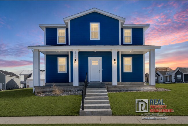 Building Photo - 5 bedroom 3.5 House - 2 car garage