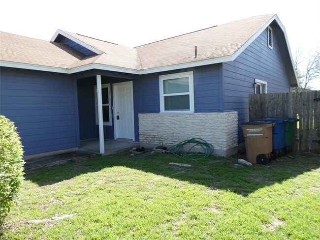 Building Photo - 8705 Pineridge Dr