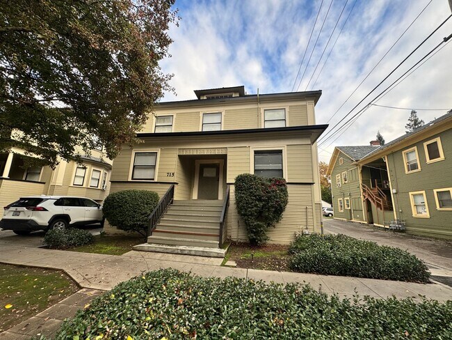 Primary Photo - 715 18th St