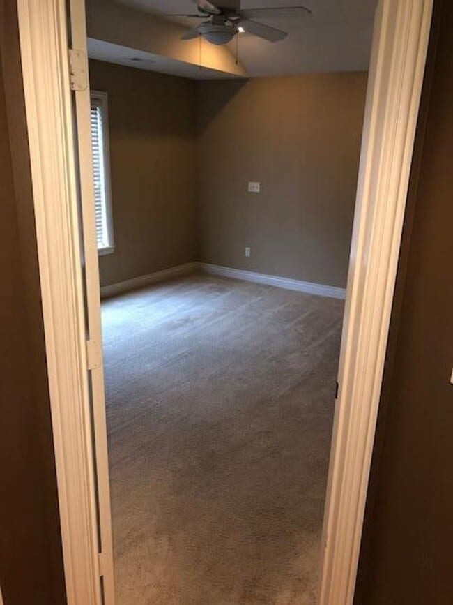 Building Photo - 3 Bedroom, 2 bathroom 1600 square foot single family home