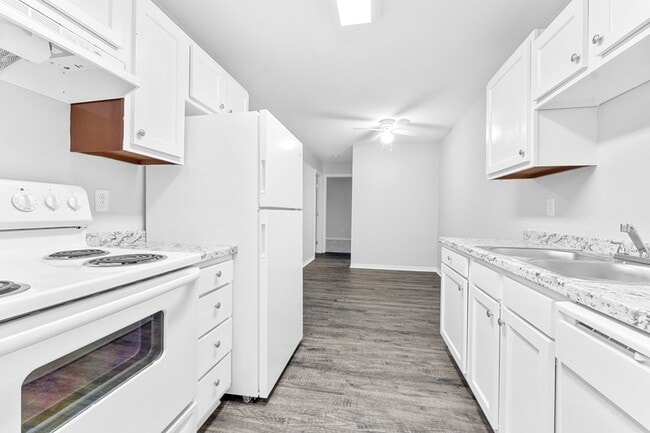 Building Photo - 5943 Walnut Cir Dr