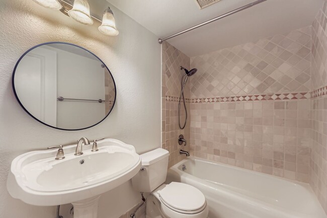 Building Photo - Amazing 3bed/2bath + Den Home with Attached Garage in Kirkland!