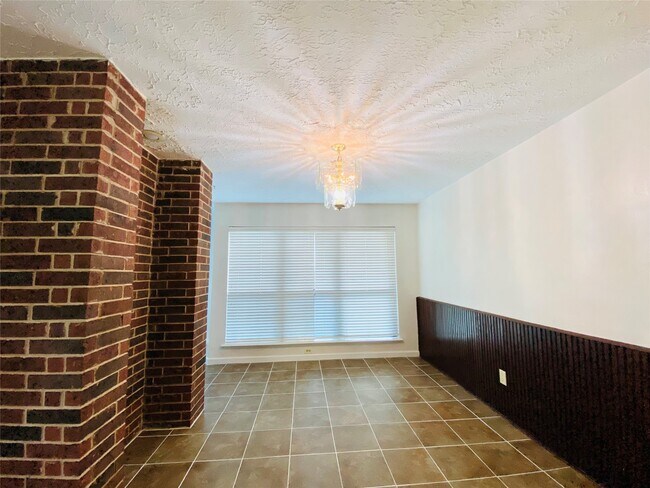 Building Photo - 2001 Highland Hills Dr