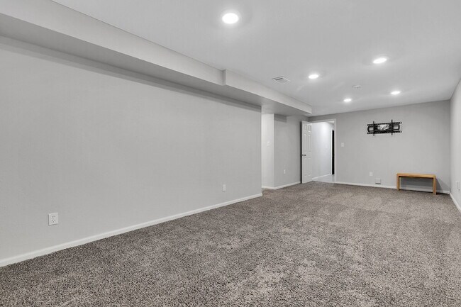 Building Photo - $2,400 - 3 Bed, 2.5 Bath Townhome with Fin...