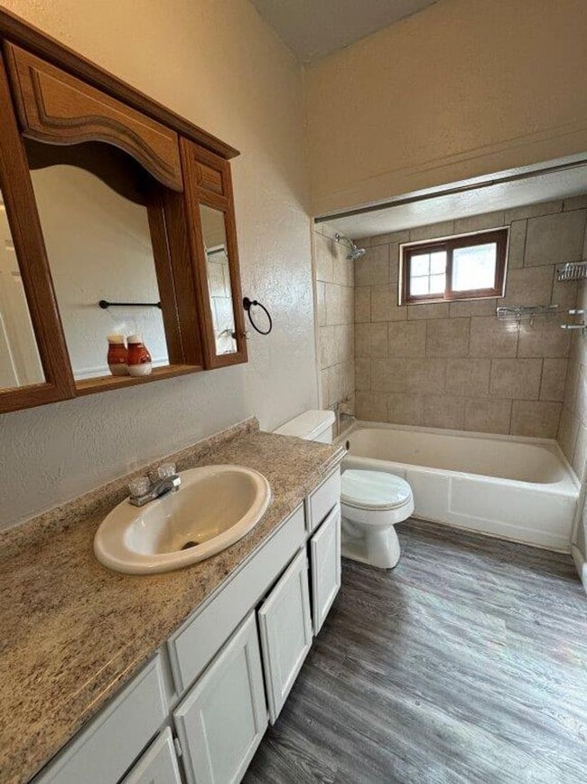 Building Photo - 2 bed 1 bath in Chickasha updates throughout!  250 off your move in by Jan 1st!