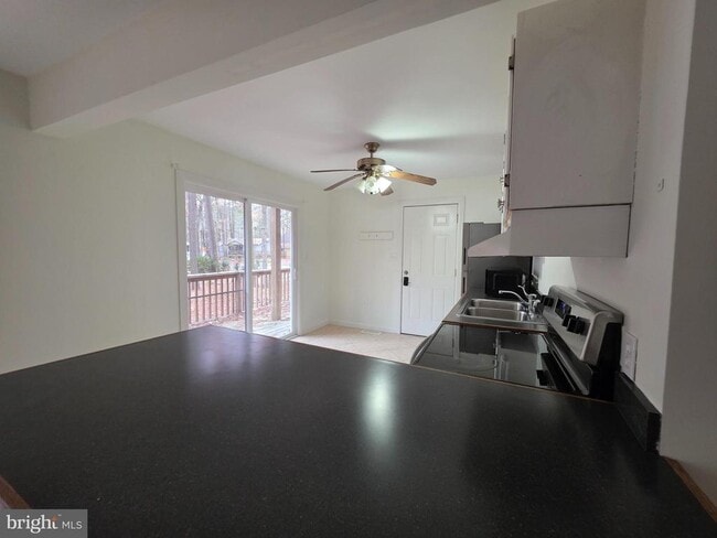 Building Photo - 13 Sailors Way