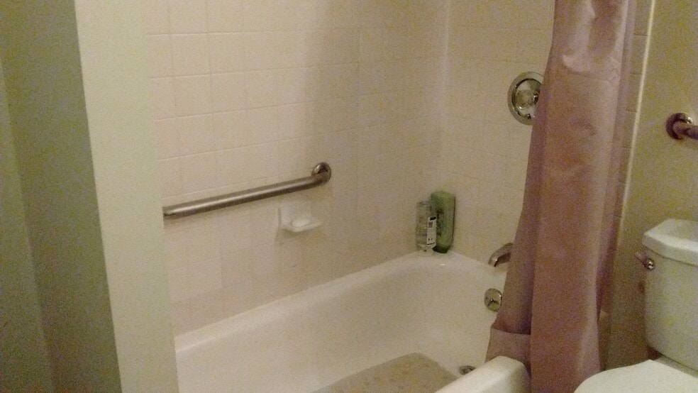 Building Photo - 77 Pond Ave