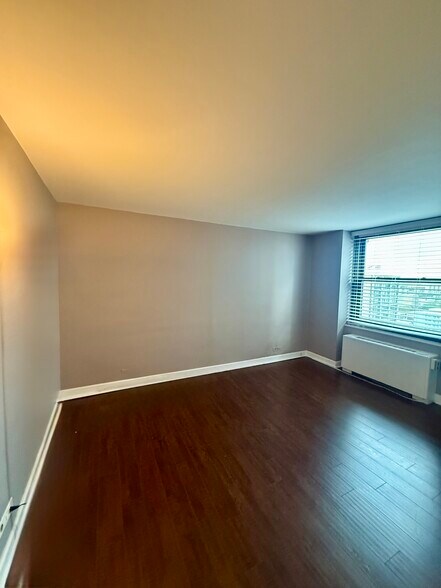 Building Photo - 5701 N Sheridan Rd