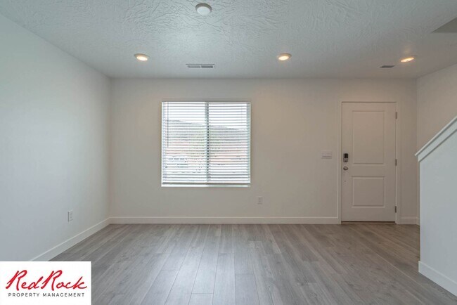 Building Photo - 3316 E Elkhorn Ln
