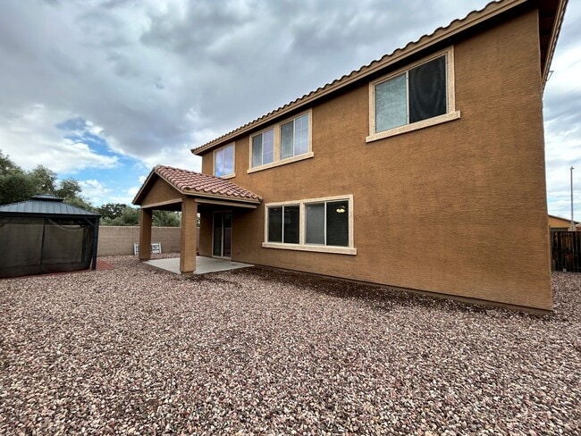 Building Photo - Spacious 4 Bedroom, 3 Bath Two-Story Glend...