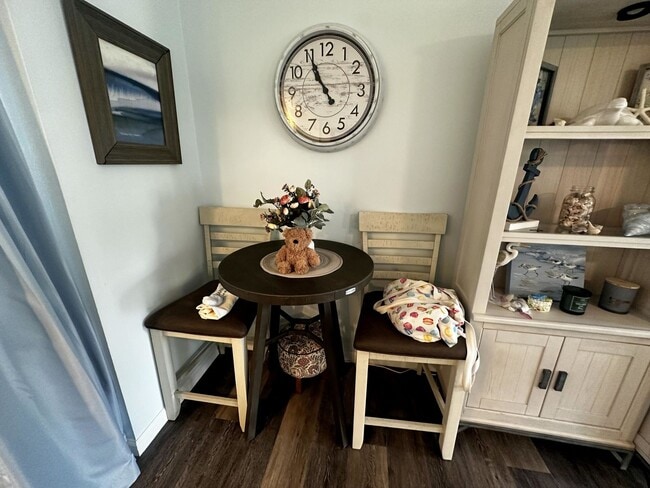 Building Photo - Cozy Updated Studio Unit in Central Island Complex-Available APRIL-2026