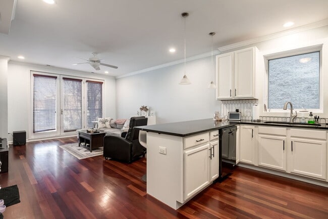 Building Photo - 6641 W Belmont Ave