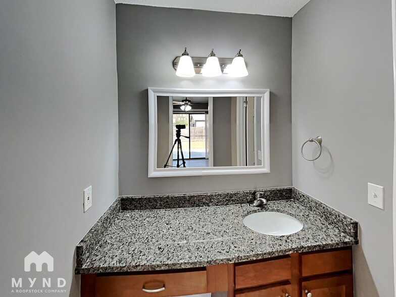Building Photo - 552 George Taylor St
