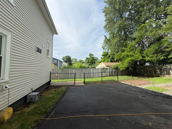 Building Photo - 37 Beauregard St