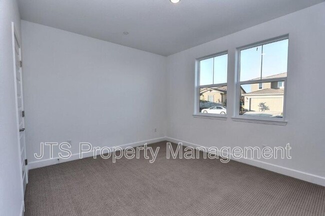 Building Photo - 3349 Hedgerow Ct