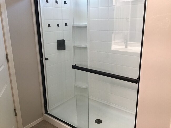 Building Photo - Clean, 3 Bdrm + Den, 2 Bath, 1842 sq/ft in...