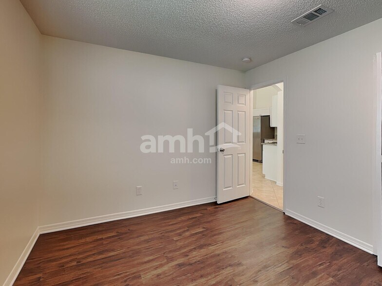 Building Photo - 2063 Forest Gate Dr W