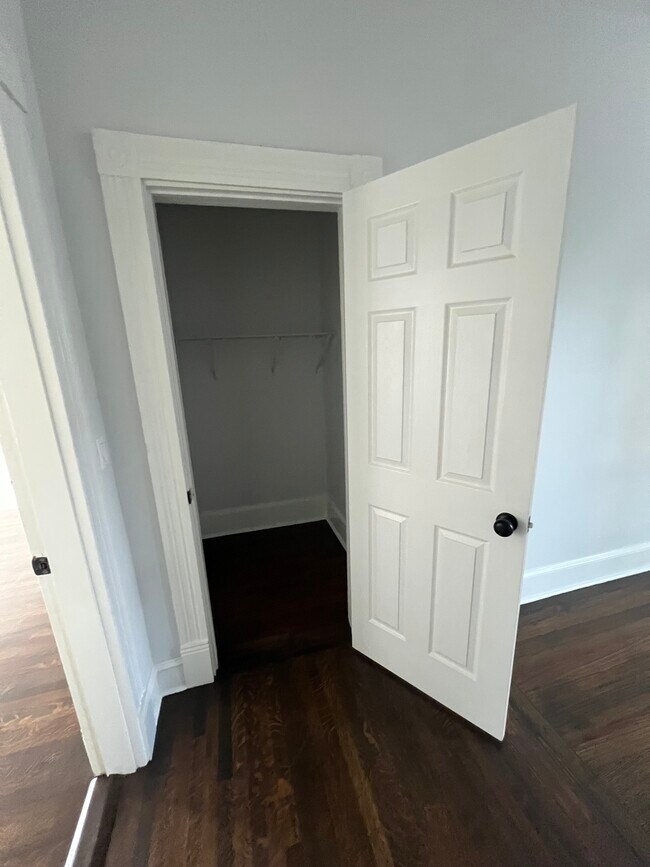 Building Photo - 185 Maple St