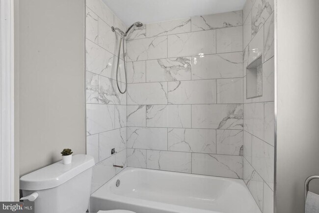 Building Photo - 2422 S Iseminger St