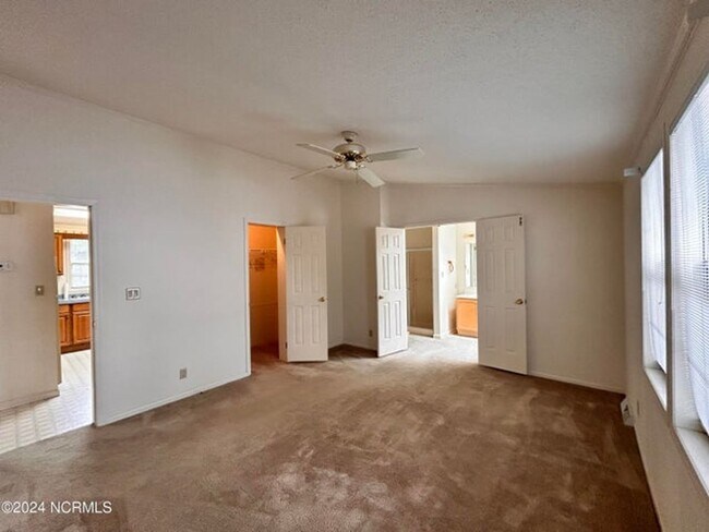 Building Photo - 1075 Captains Ct
