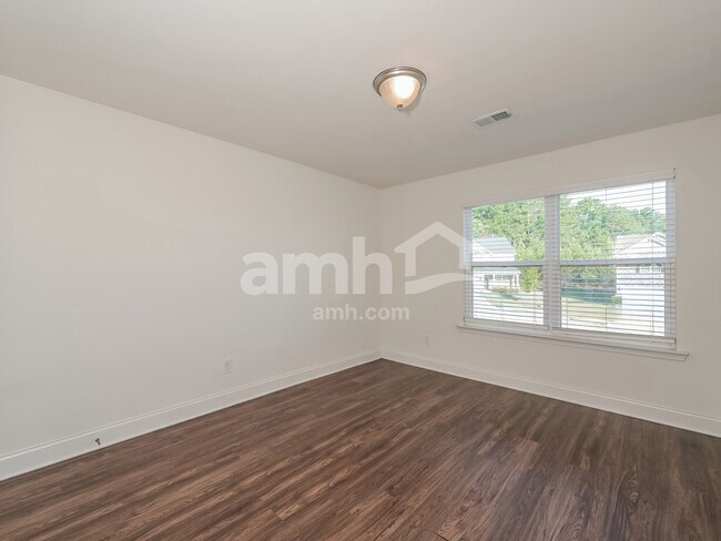 Building Photo - 2018 The Ln NE