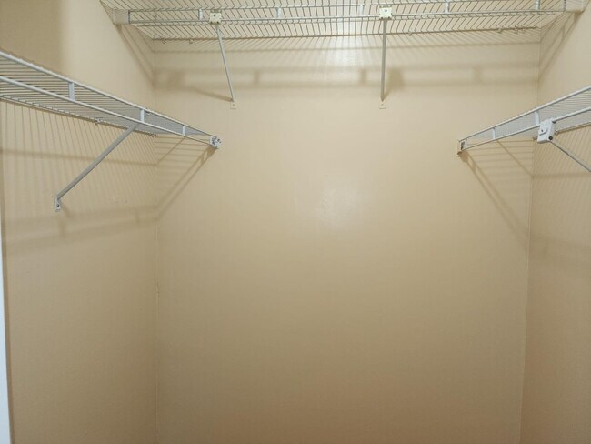 Building Photo - 4174 Inverrary Dr