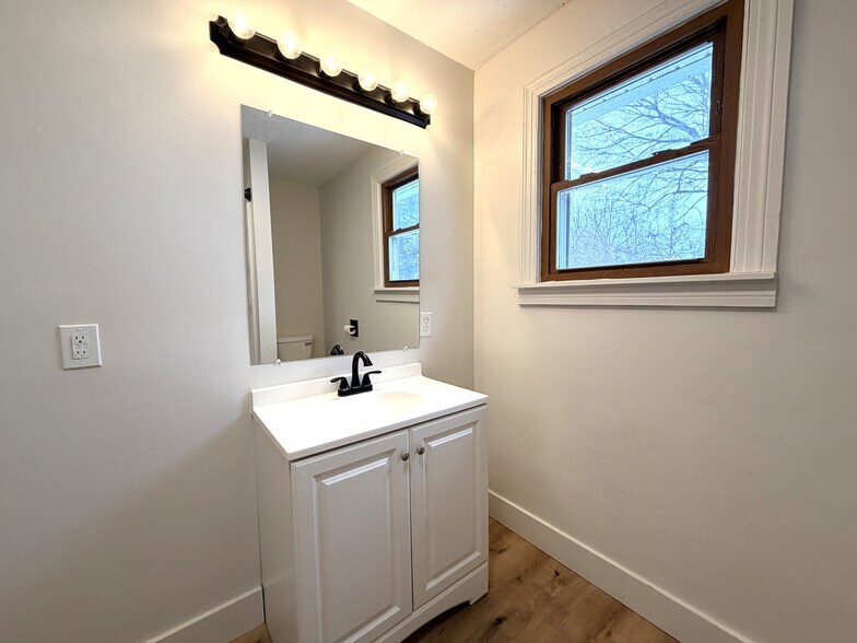 Building Photo - 988 N Maple St