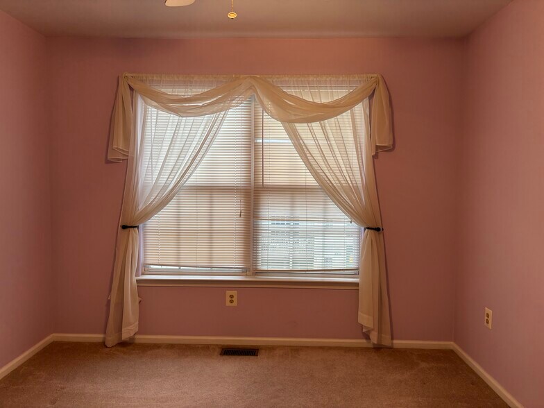 Building Photo - 637 Muhlenberg Dr