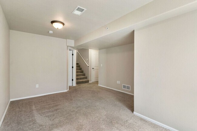 Building Photo - 3 Bedroom, 4 Bathroom, 2-Car Garage in Rig...