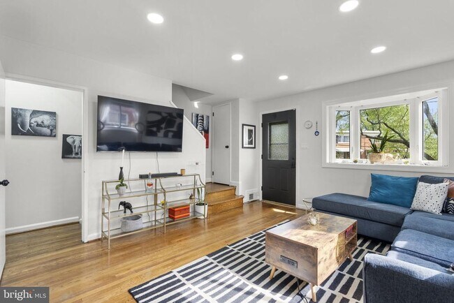 Building Photo - 3300 Manorwood Dr