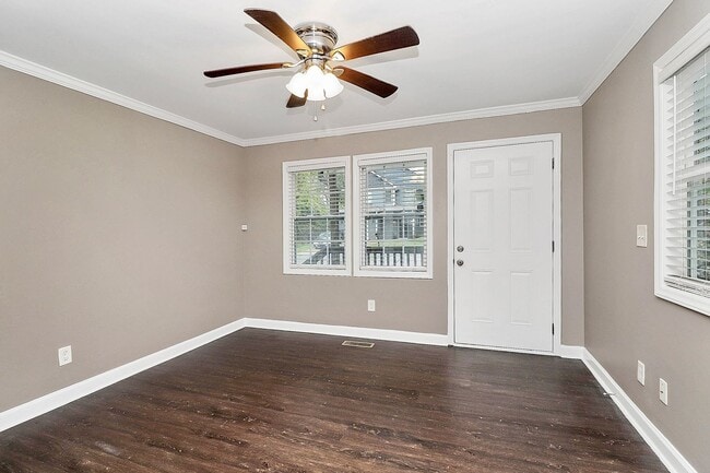 Building Photo - Two Bedroom Duplex Great Features and Comfortable Living!