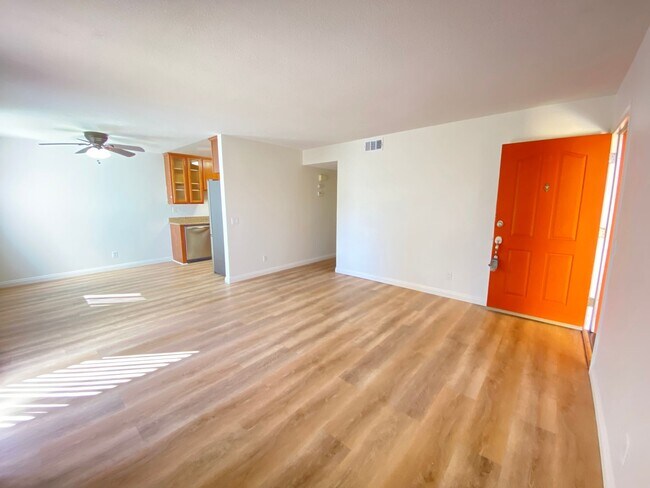 Building Photo - *Special* Charming 2 bedroom 2 bathroom Condo in Oceanside!