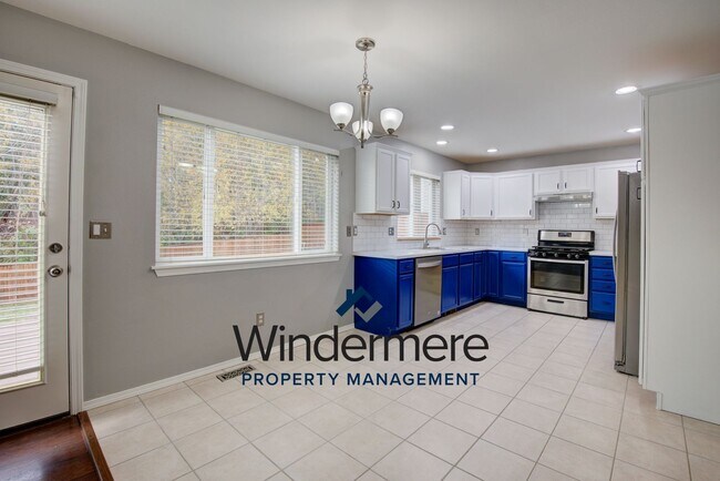 Building Photo - 1134 NW Redwing Dr