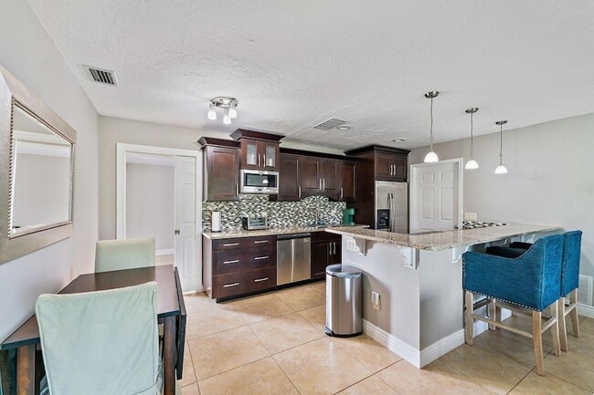 Building Photo - 5854 SE Orange Blossom Trail